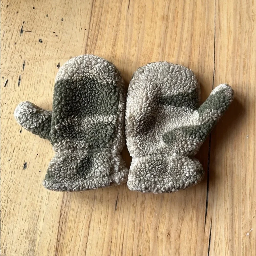 Cabela’s camo mittens gloves size 4/5T - Picture 2 of 2